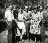 Forte dei Marmi, 1941. Da sinistra Bobi Bazlen, Paola Olivetti, Flavia e Giovanni, Eugenio Montale, Elsa Morante, e un'amica